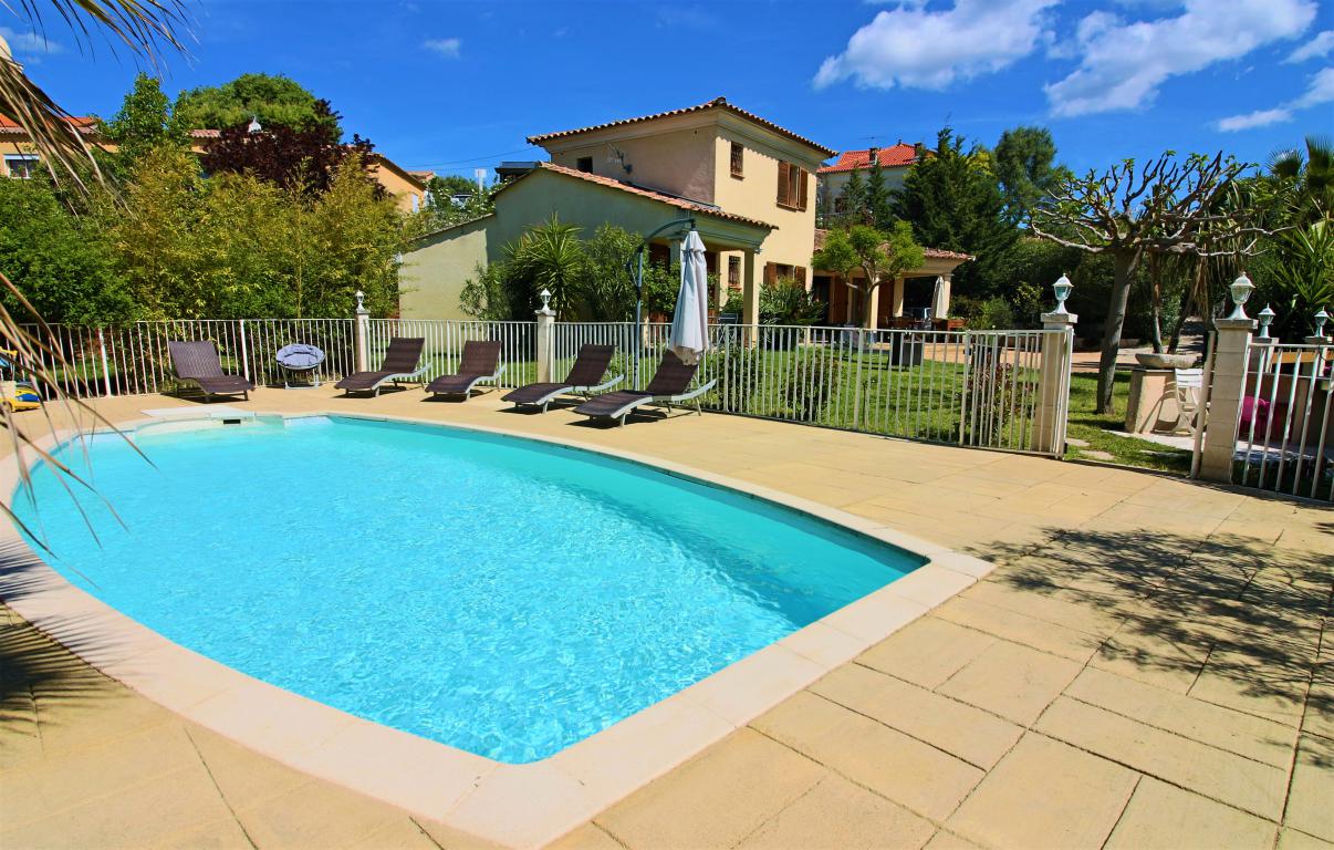 A Vendre Villa à Afa Avec Piscine, 4 Chambres